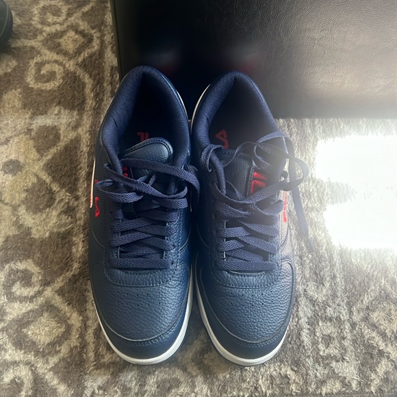 Fila Shoes, 8 in unisex, dark blue with red & white creasings - Picture 1 of 5